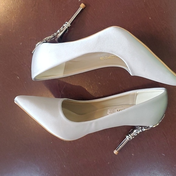 JOEupin Silver Pointed Toe Decorative High 5" Heeled Sz. 6 (36) Shoes - Picture 8 of 16